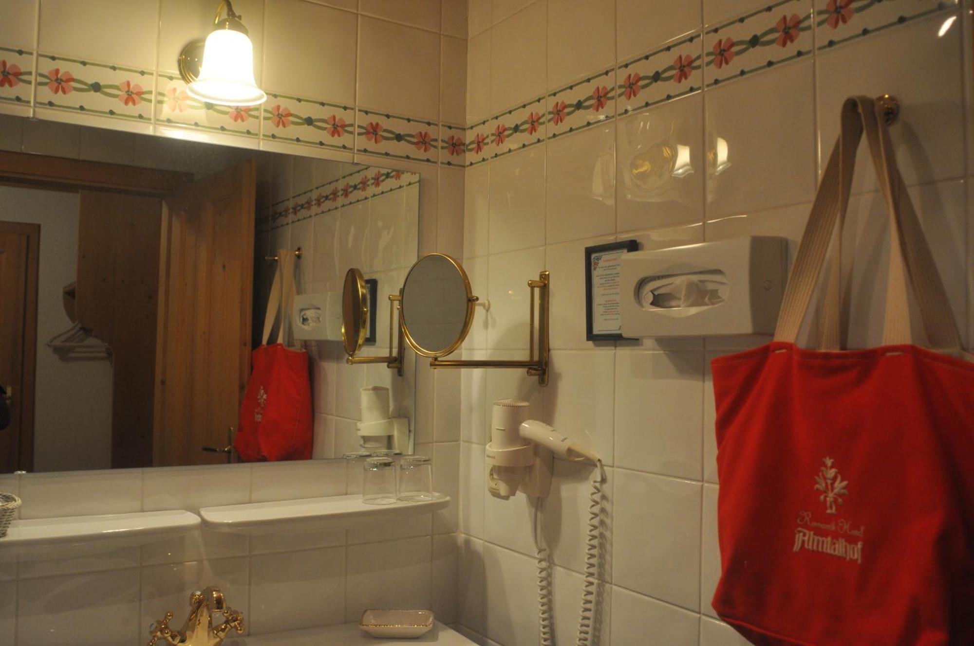 Romantikhotel Almtalhof Gruenau im Almtal Room photo