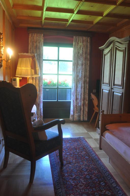 Romantikhotel Almtalhof Gruenau im Almtal Room photo
